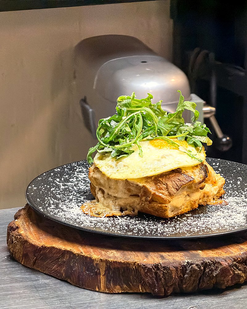Croque Signoras con huevo y ar&uacute;gula, servido en D&rsquo;Fogata