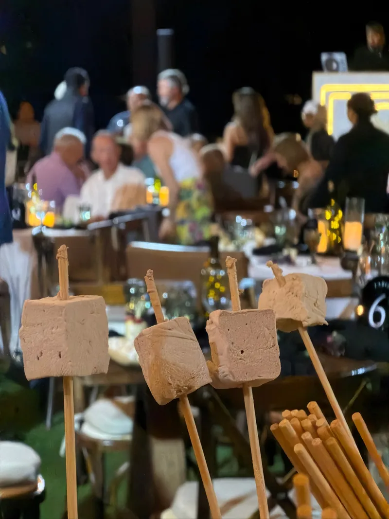 Barra de malvaviscos en una boda de noche