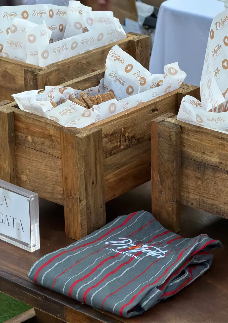 Montaje de la barra de D’Fogata con cajas de madera y papel de la casa