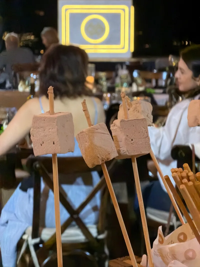 Malvaviscos artesanales en sus pinchos durante una cena de evento