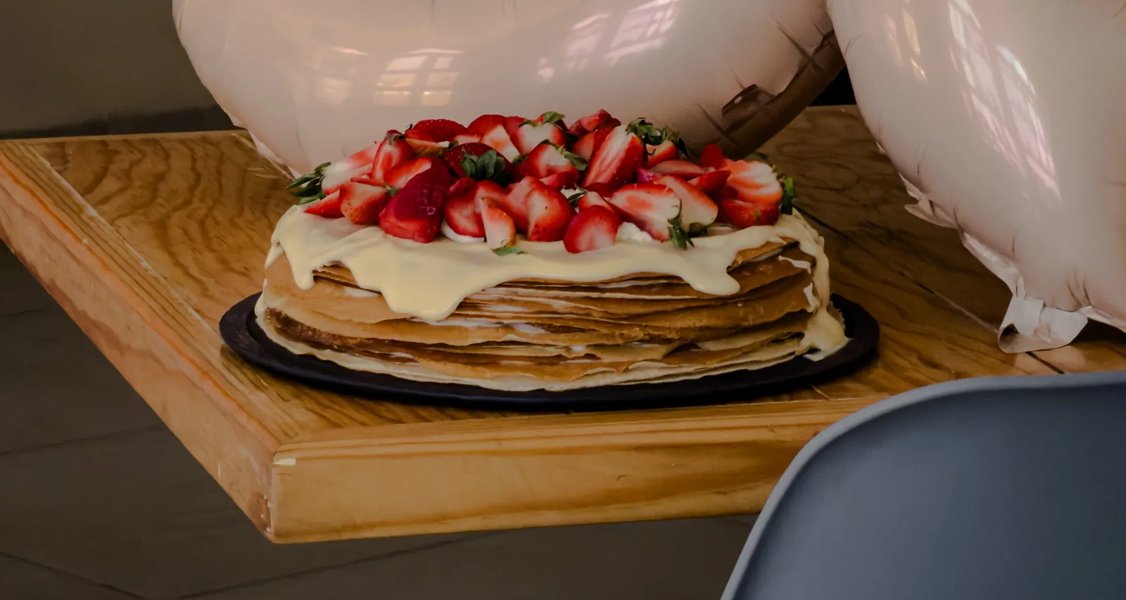 Pastel de crepas con fresas para una celebración en D’Fogata