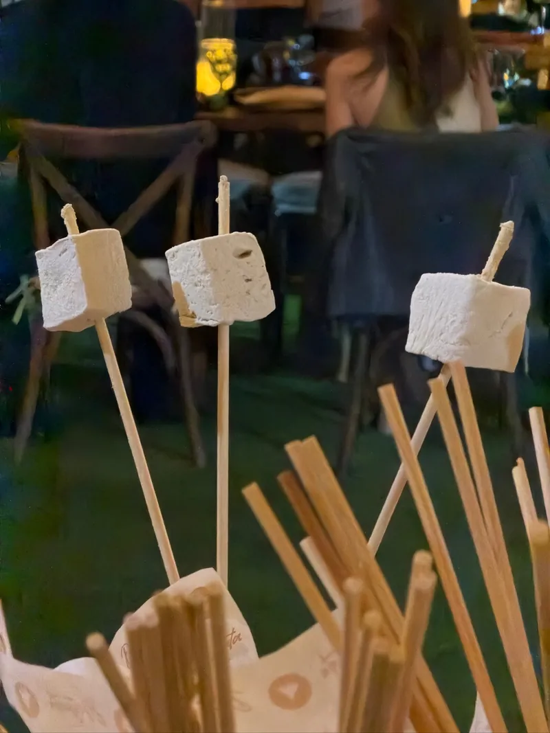 Malvaviscos artesanales listos para asarse en un evento al aire libre