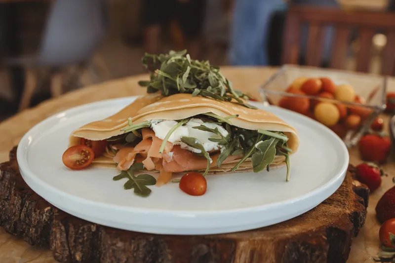 Crepa de salmón con alcaparras y queso crema