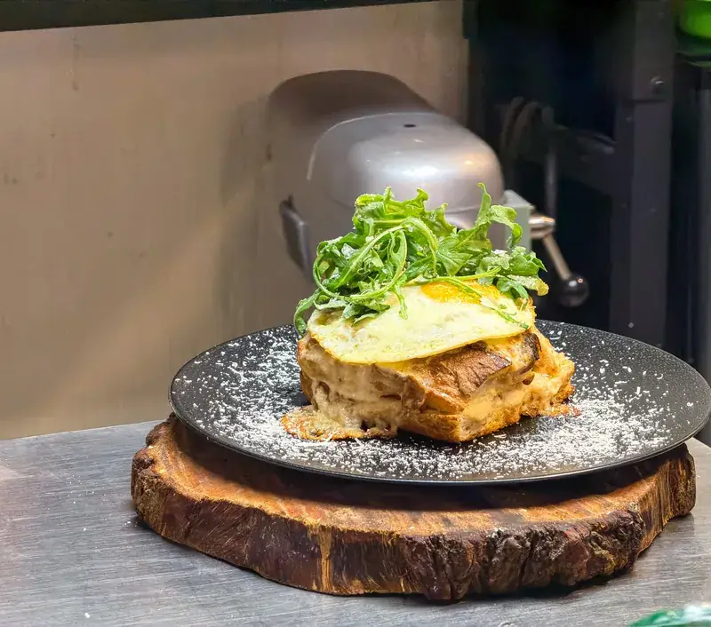 Croque Signoras con huevo frito y arúgula