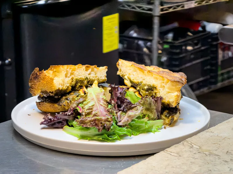 Focaccia de rajas con queso de cabra