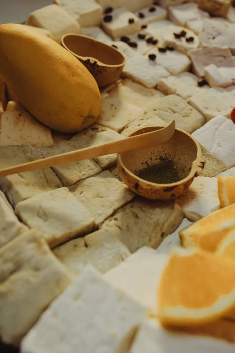 Detalle de malvaviscos artesanales con naranja