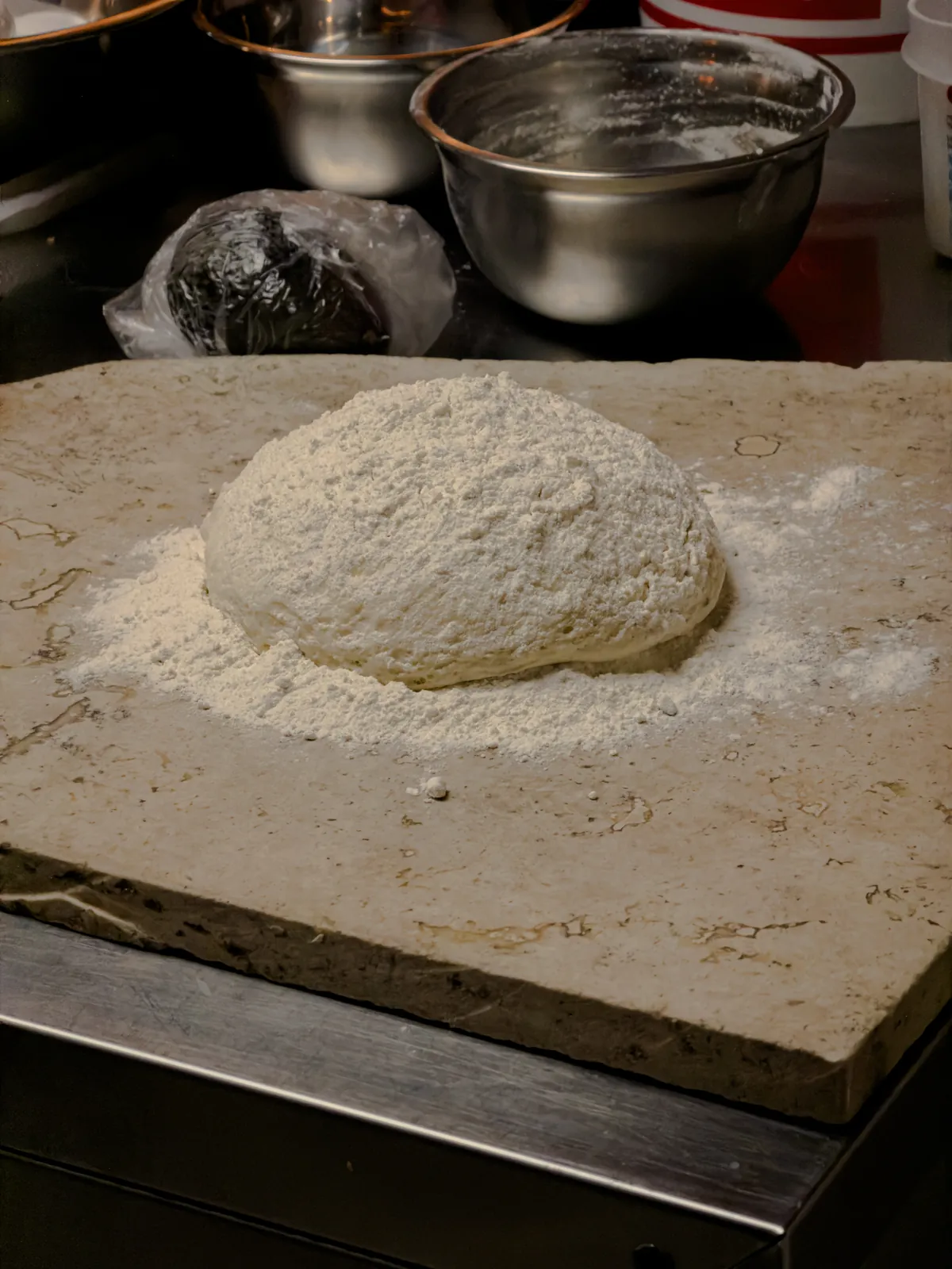 Bola de masa madre reposando sobre la piedra enharinada