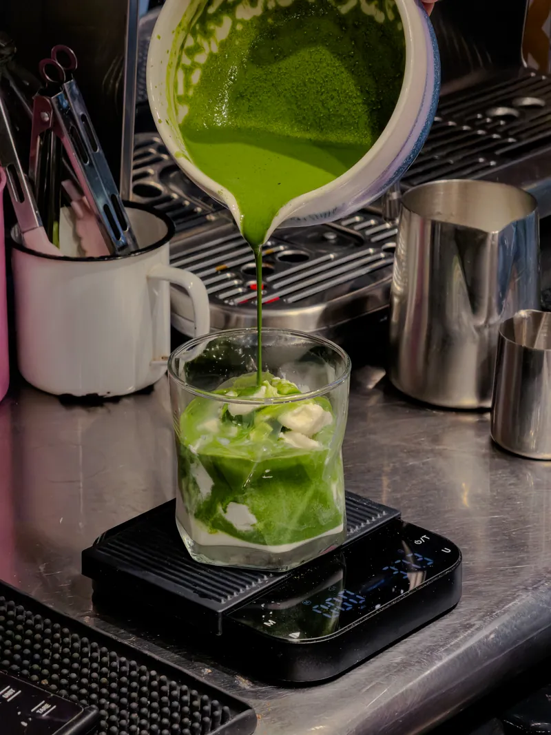 Matcha grado ceremonial vertiéndose