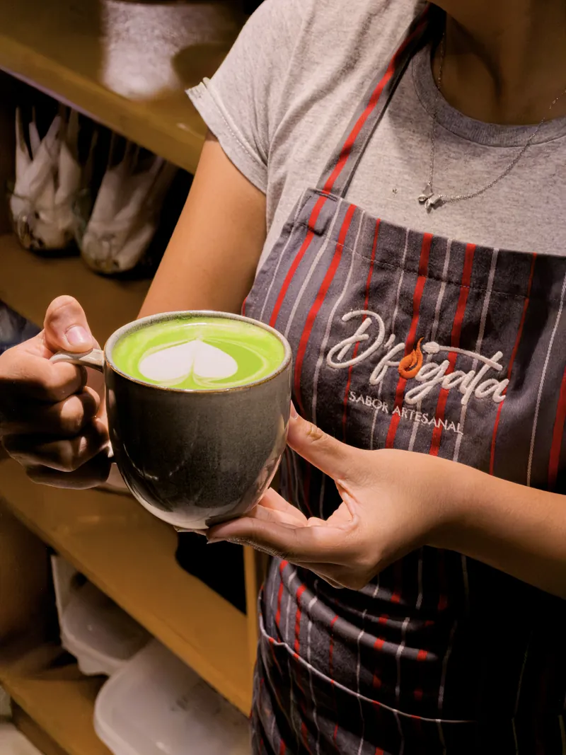 Matcha latte con arte latte