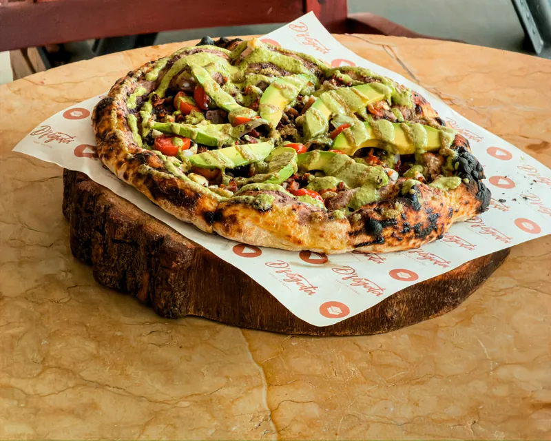 Pizza Ranchera de masa madre con aguacate